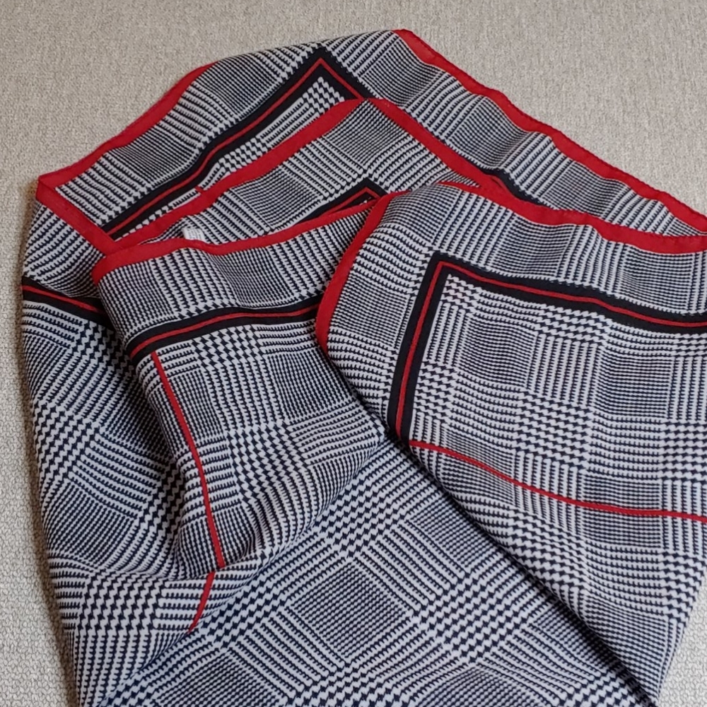 Liz Sinclair Scarf - Picture 2 of 3